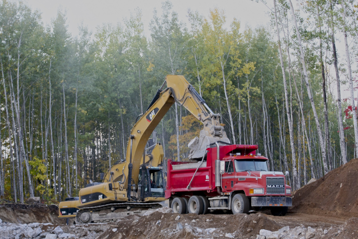 Excavation de masse Outabec Construction pelleteuse mettant de la terre dans un camion - excavation de masse Outabec construction Gatineau Ottawa