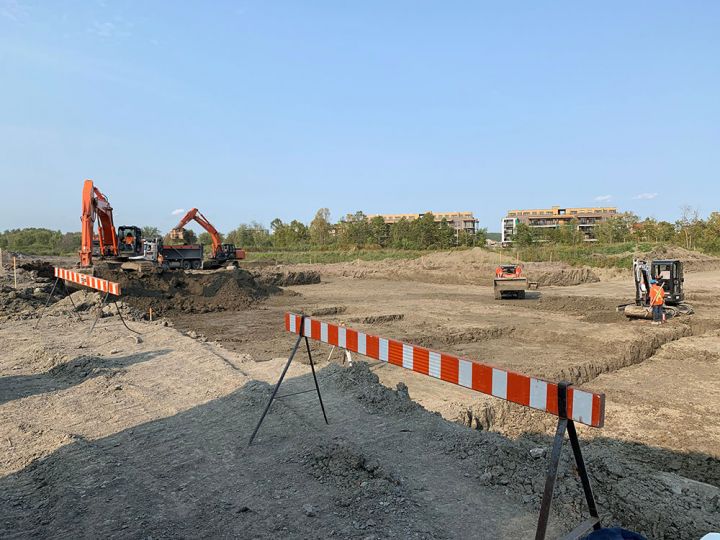 Outabec Construction - une attitude proactive à votre service. Gatinea-Ottawa ouvriers d'Outabec construction posant une conduite souterraine